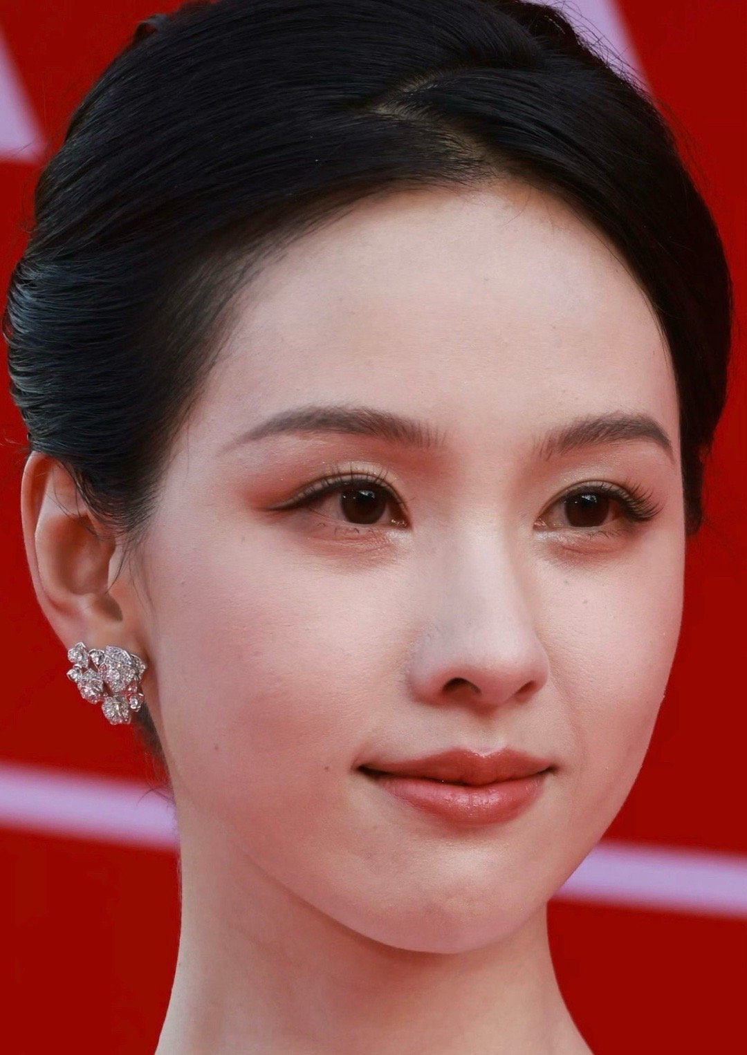 陈都灵现实怼脸生图，高清到红血丝都看得见 ​​​