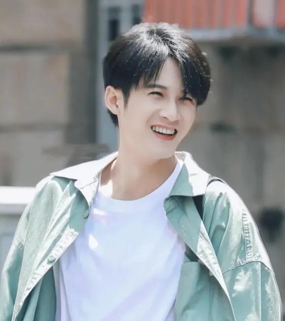 一次节目，金星很不屑地对谭健次说：“看你这鼻子，就知道火不起来。”没想到，谭健次