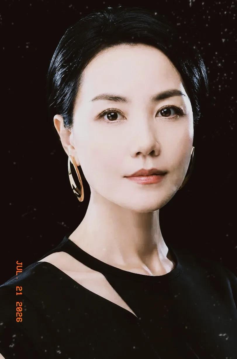 谢贤离世
王菲被推至舆论的风口浪尖
没有一纸婚书的束缚
王菲终究不算老谢家的人