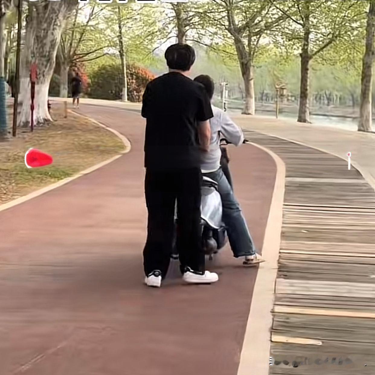 湖北男子相亲遇S型美女心动不已
哥们一句“你降不住”道破现实
相亲场上
一眼心动