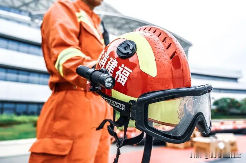 要说最令人敬佩的消防兵
实在太多
如福建28位消防英烈
为保卫人民生命财产牺牲