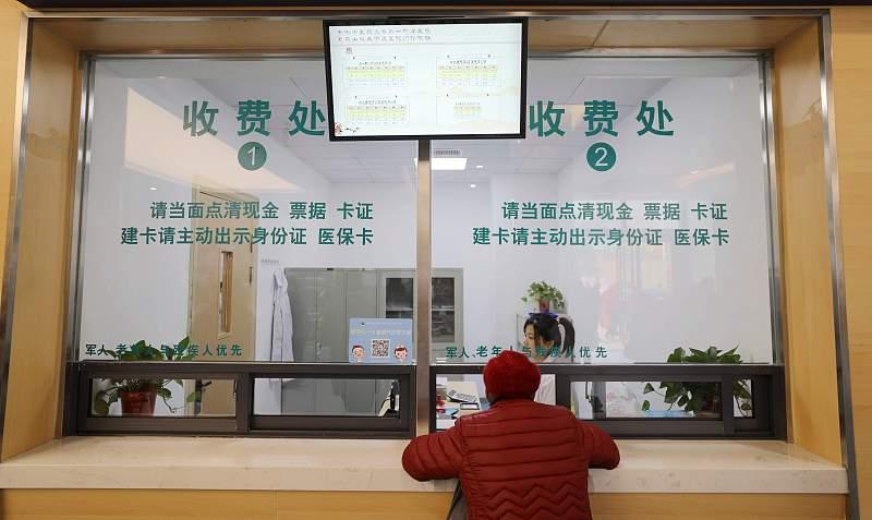 每月60元医保卡，看个病都不够，今天去看病，挂了一个副主任医师，挂号费19元，买