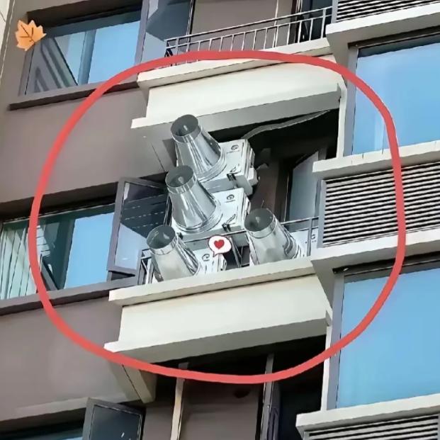 安徽，一男子出差回家，感到家里闷热，打开窗户后，发现对面住户的墙外安装了四根大管