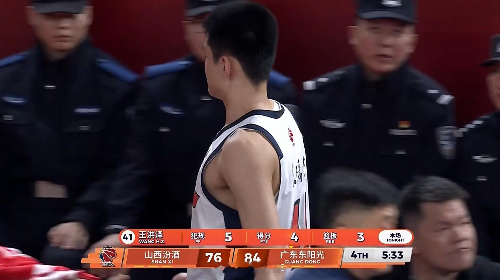 王洪泽结束战斗，今天是他练级的一天，希望他能从比赛中学到很多。山西男篮vs广东男