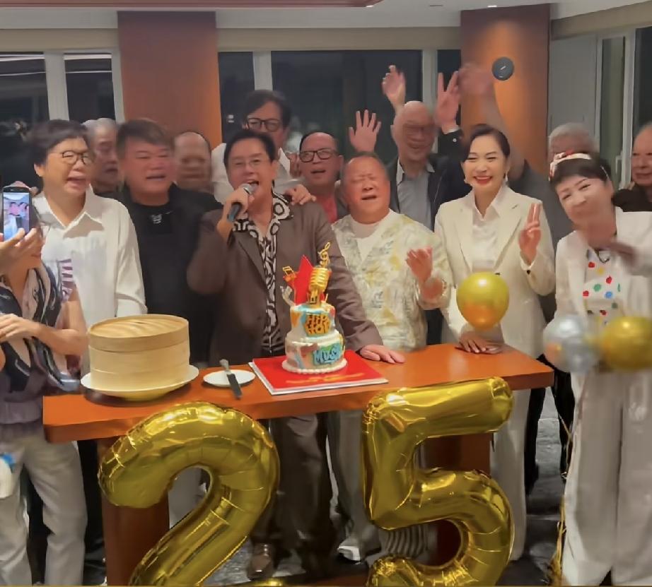 8月23日是谭咏麟76岁生日，他提前几天庆祝，狄波拉前来助阵，扭动身体唱歌，引来