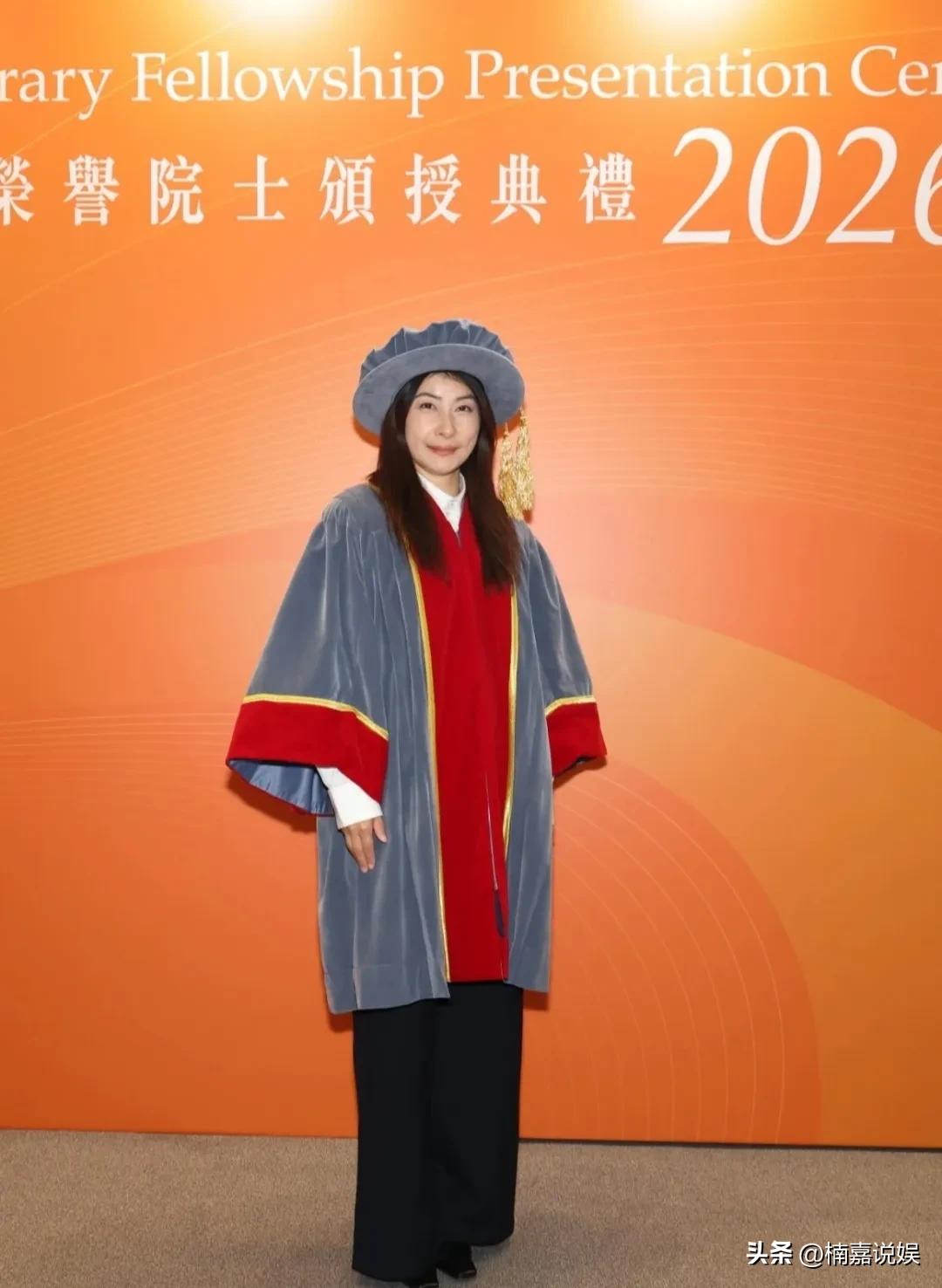 恭喜郭晶晶又获得新的荣誉头衔。[庆祝]
10月8日香港岭南大学，为郭晶晶颁发“荣