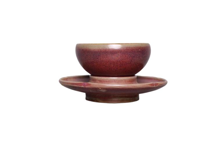 钧窑瓷器为何能拍出天价?

《钧瓷屡拍天价》赋
 
五窑竞秀，独钧瓷频登拍卖之巅