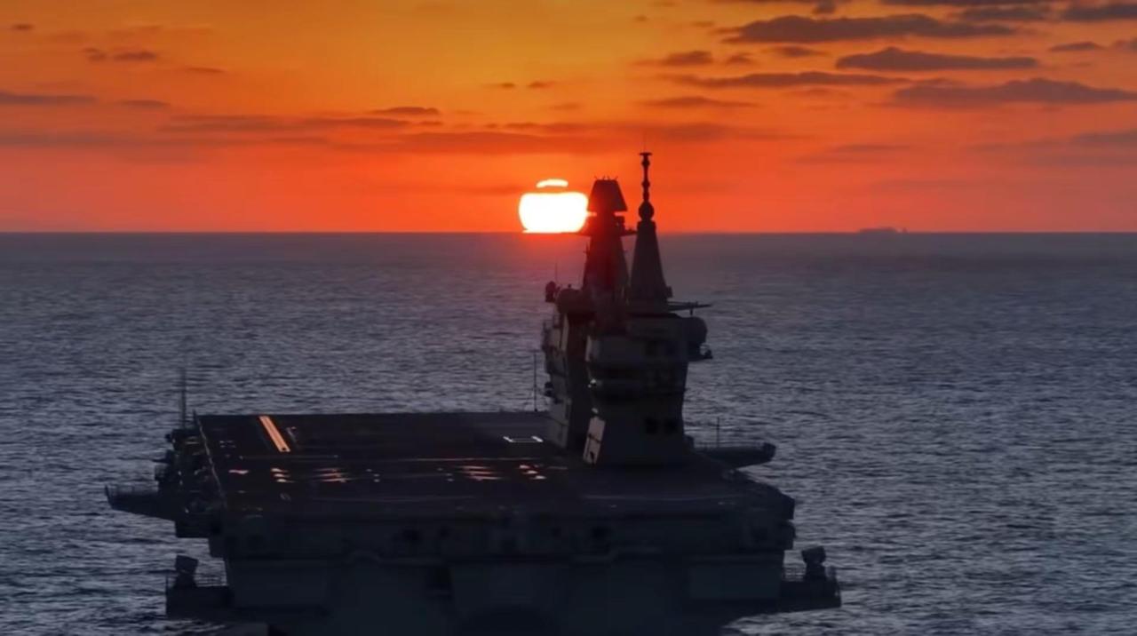 这大直板真漂亮。四川舰 航母