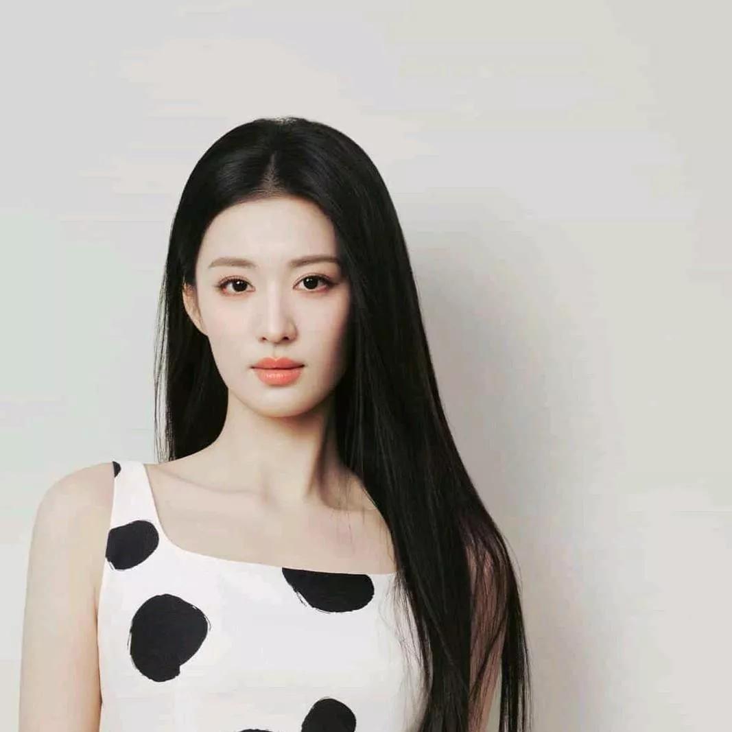 清新脱俗的少女，黑发白裙，美不胜收。阳光白裙少女 温柔白裙少女 温婉长发少女 白