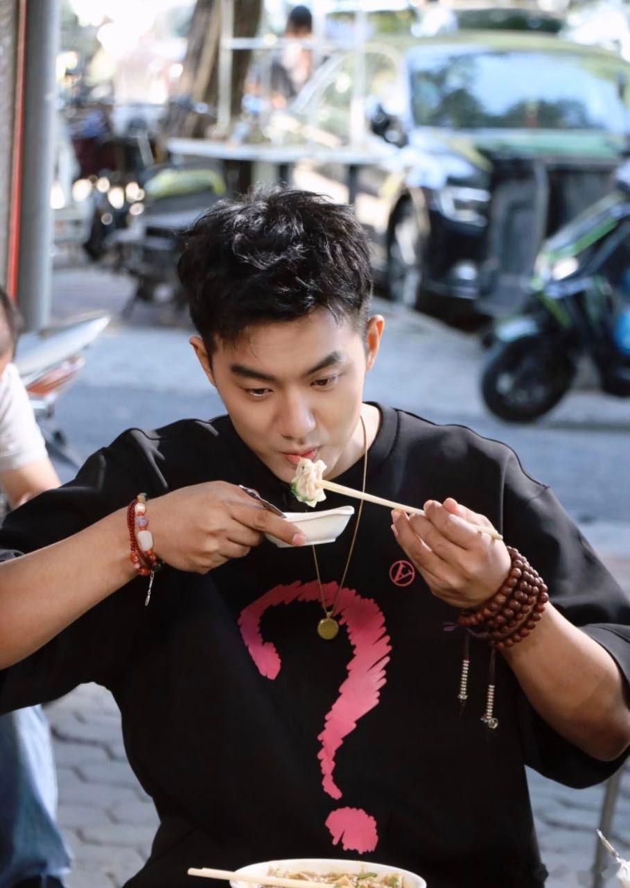 早期快男选手曝人设是节目要求的 原来于湉当年那个络腮胡是节目组要求的？我一直以为