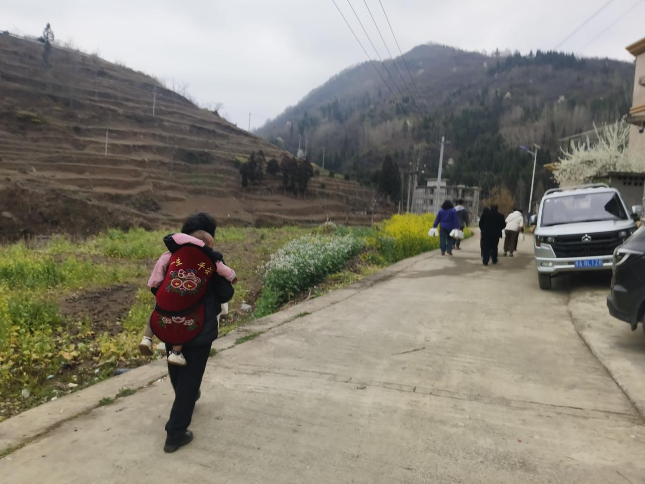 生孩子不是富人的特权
需传宗接代的是一个个普普通通人
事实上
有钱人很少很少的