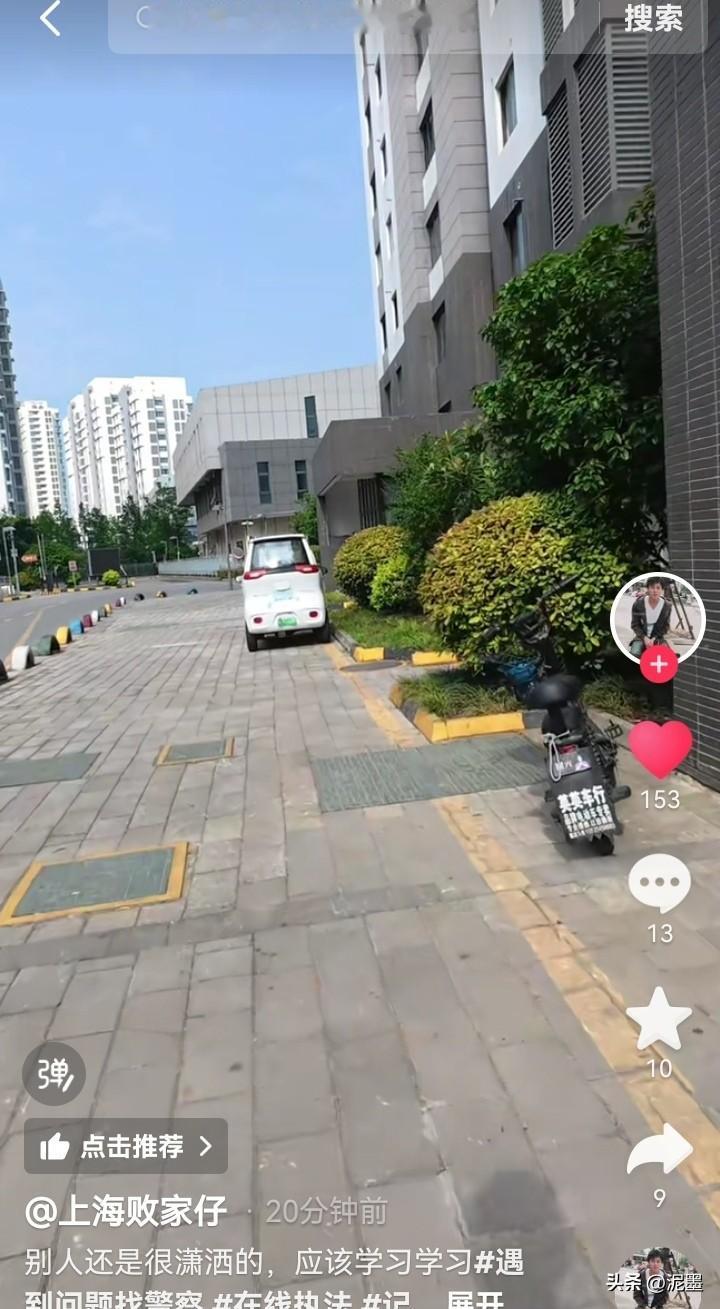 小败来到苏州虎丘区镇湖镇平绣雅苑单元楼门口，已经报好警，准备上门看儿子了。小区应