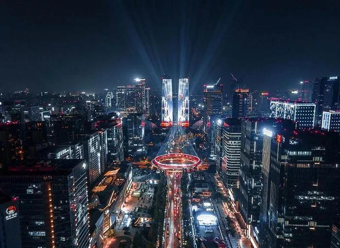成都交子大道，夜幕降临，流光溢彩。
        交子之环与天府双塔遥相呼应，