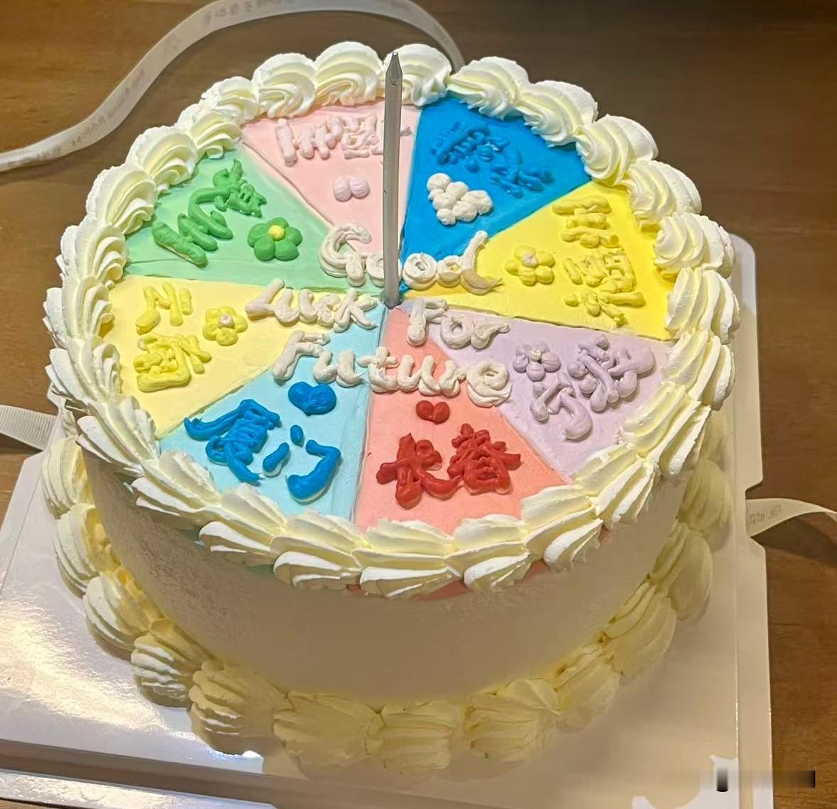小姑娘自小学起直至大学，始终是校排球队的一员，斩获的奖杯不计其数。
大学时期，她