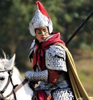 杨宗保是虚构出的“情感正史”。史实中杨延昭之子为杨文广，并无宗保，但他承载了民间