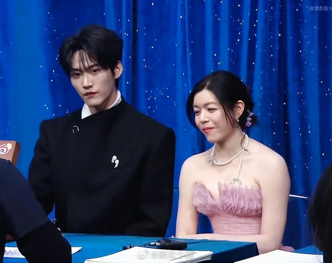 陈妍希周柯宇牵手周柯宇和陈妍希真的有妈妈和儿子的感觉，很慈爱美好，你们有同感吗？