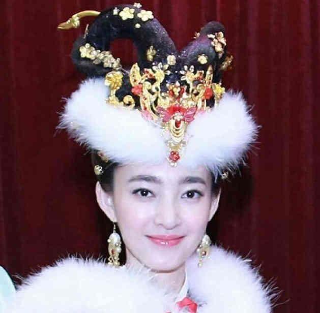 第一部讲述王昭君故事的内地故事片《王昭君》，黄虹在里面饰演王昭君，端庄大方，明艳