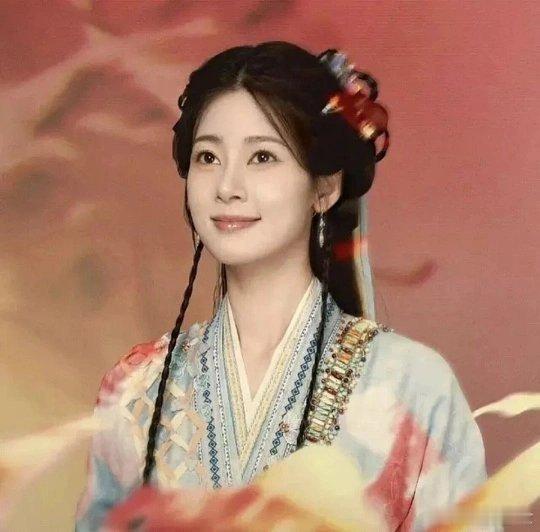 从花少里梗不停的东北甜妹，到国风造型里的清雅佳人！米白旗袍衬得脖颈修长，低发髻配