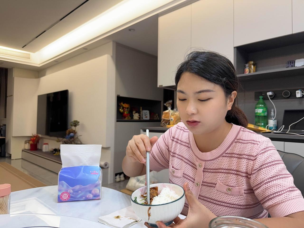 今晚我家的晚饭是上海大姐做的，上海大姐是我的一位粉丝因为她是上海的我一直称呼她做