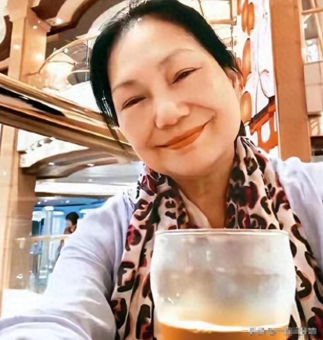 S妈又发文了，这次网友依旧是不买账，评论区一边倒的阴阳怪气。

这次S妈没有再拿