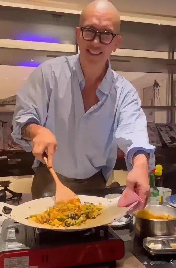 大s老公具俊晔，做个饭笑容满满，温暖幸福的模样暖化了心，怪不得大s爱得死去活来。