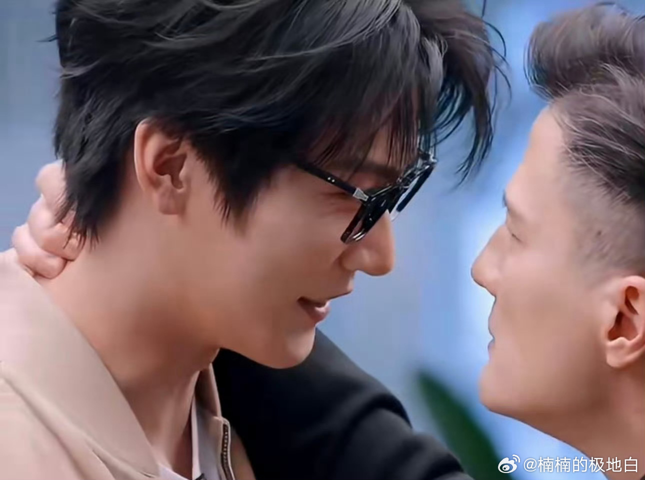 吴彦祖教尹子维调戏周柯宇 吴彦祖调皮指数爆表！拿麦克风指挥互动，搭肩、前拉一套流