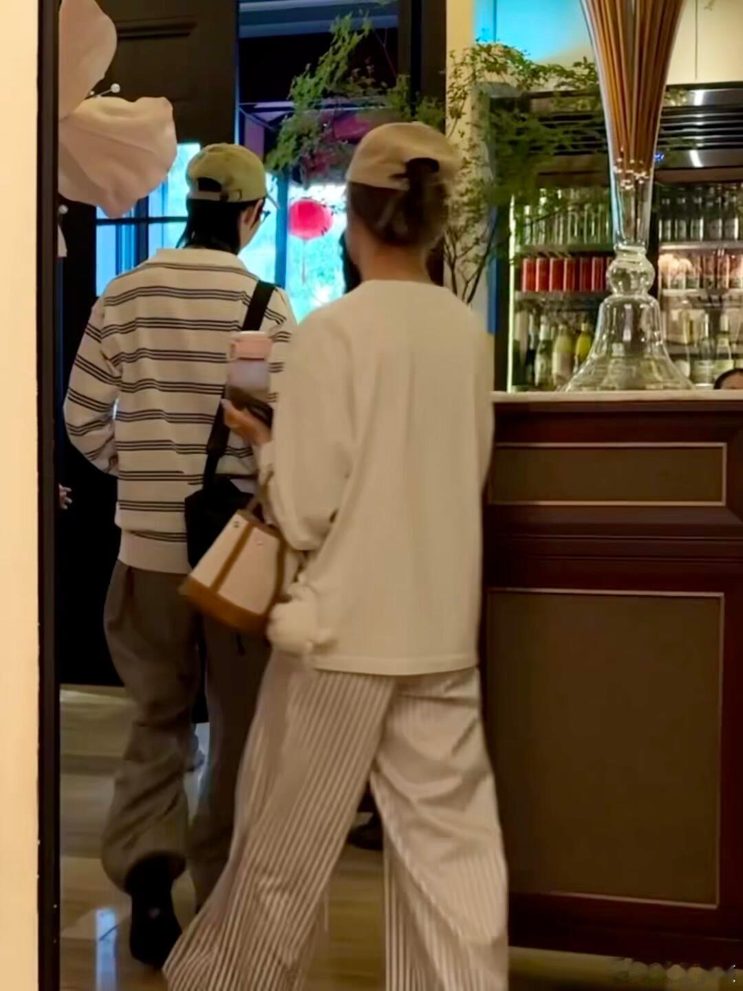 偶遇窦骁何超莲吃饭窦骁何超莲结伴就餐，没有刻意打扮，简简单单出门干饭。窦骁何超莲