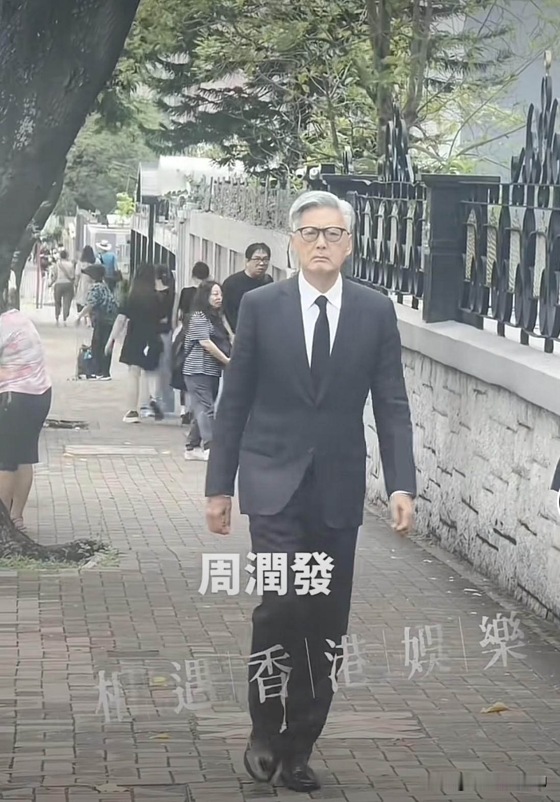 奇怪，发哥一个人，
今天穿的一本正经去干吗？