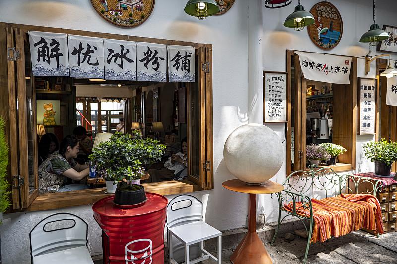上周路过太古里旁边的镗钯街，发现开了家主打“冰粉咖啡”的社区小店。
老板是个留着