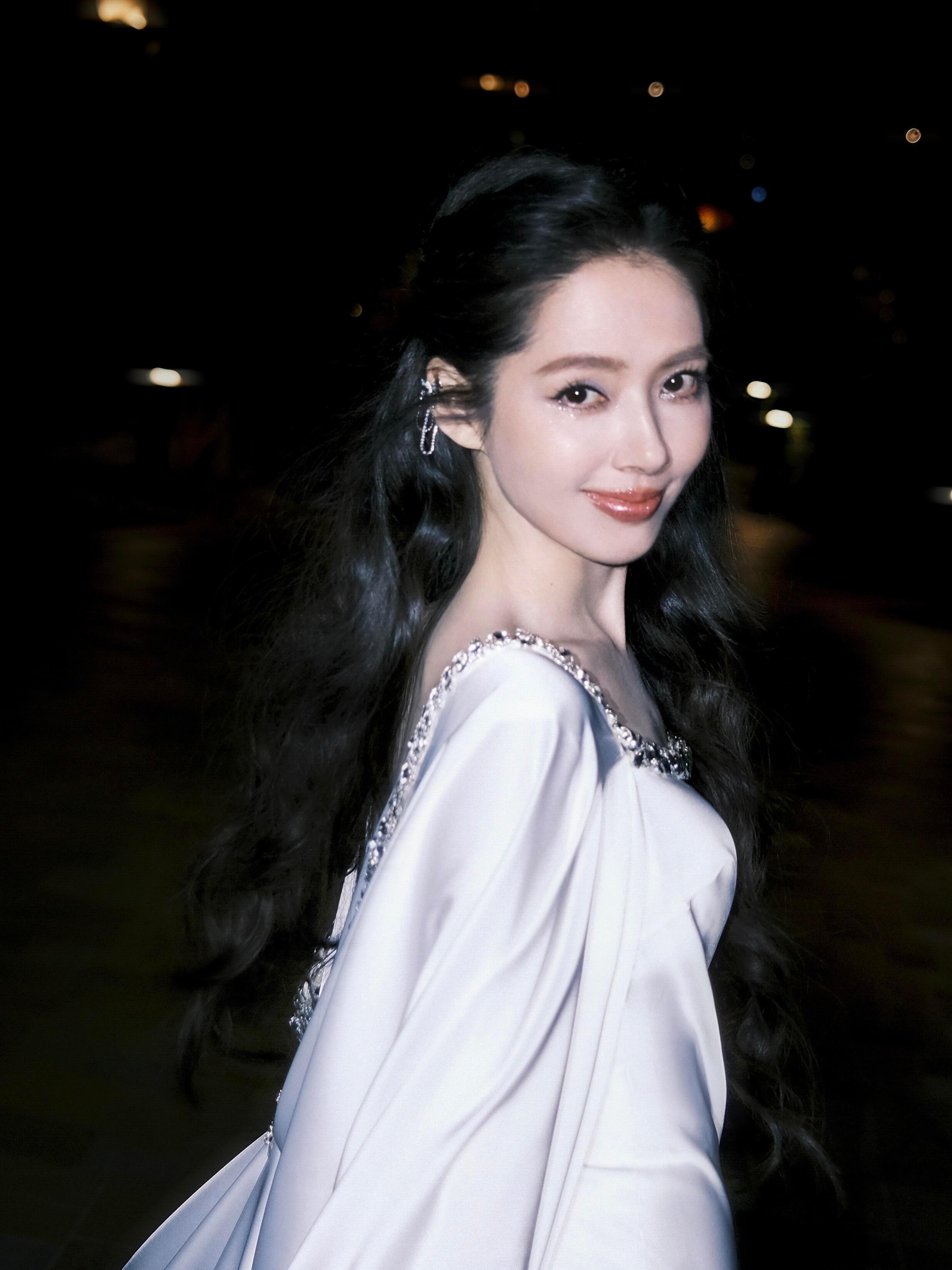 郭碧婷 向太有给很多钱 这还用说吗，肯定给的多了，这么漂亮的儿媳妇，又这么听话，