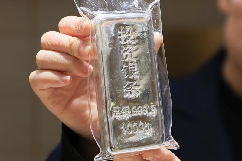 现货白银暴跌影响可不小，波及多个行业。
上游矿业是直接受害者。在A股市场，贵金属