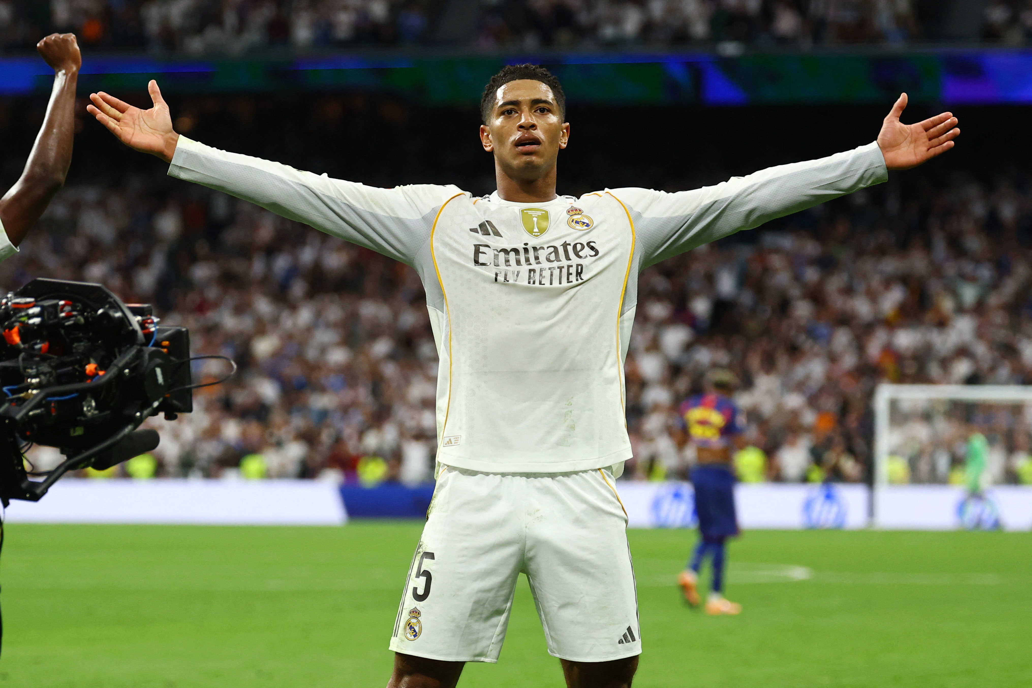 央视解说中场分析：贝林厄姆上半场的表现是一位真正的10号位球员，不仅能撕破防线，