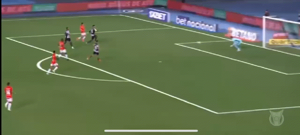 巴甲球员上演“公鸡下蛋”式好戏，[捂脸]关键是他找不到“蛋”了[笑哭]，队友们都