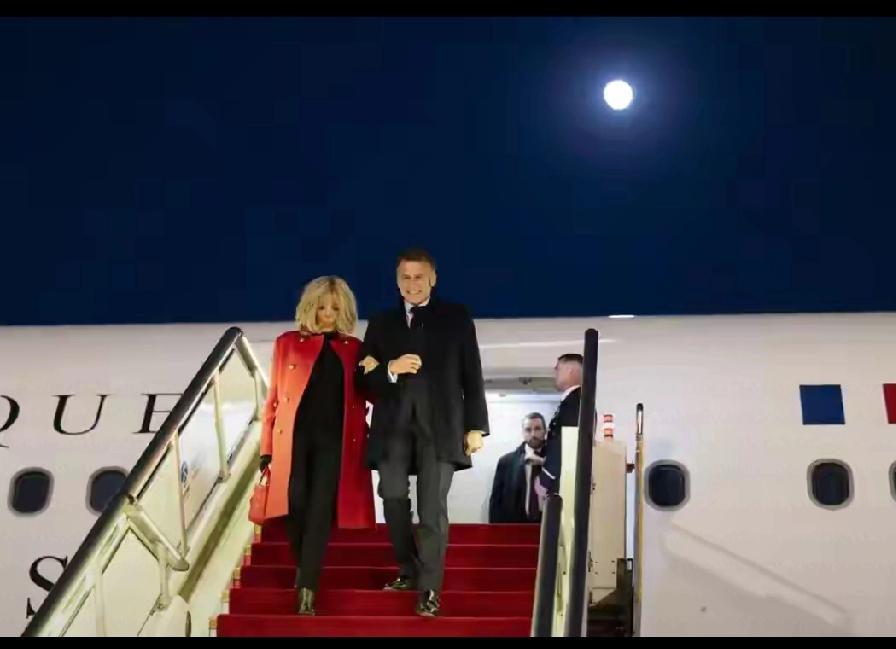 法国总统马克龙12月3日抵达北京。展开为期三天的国事访问。