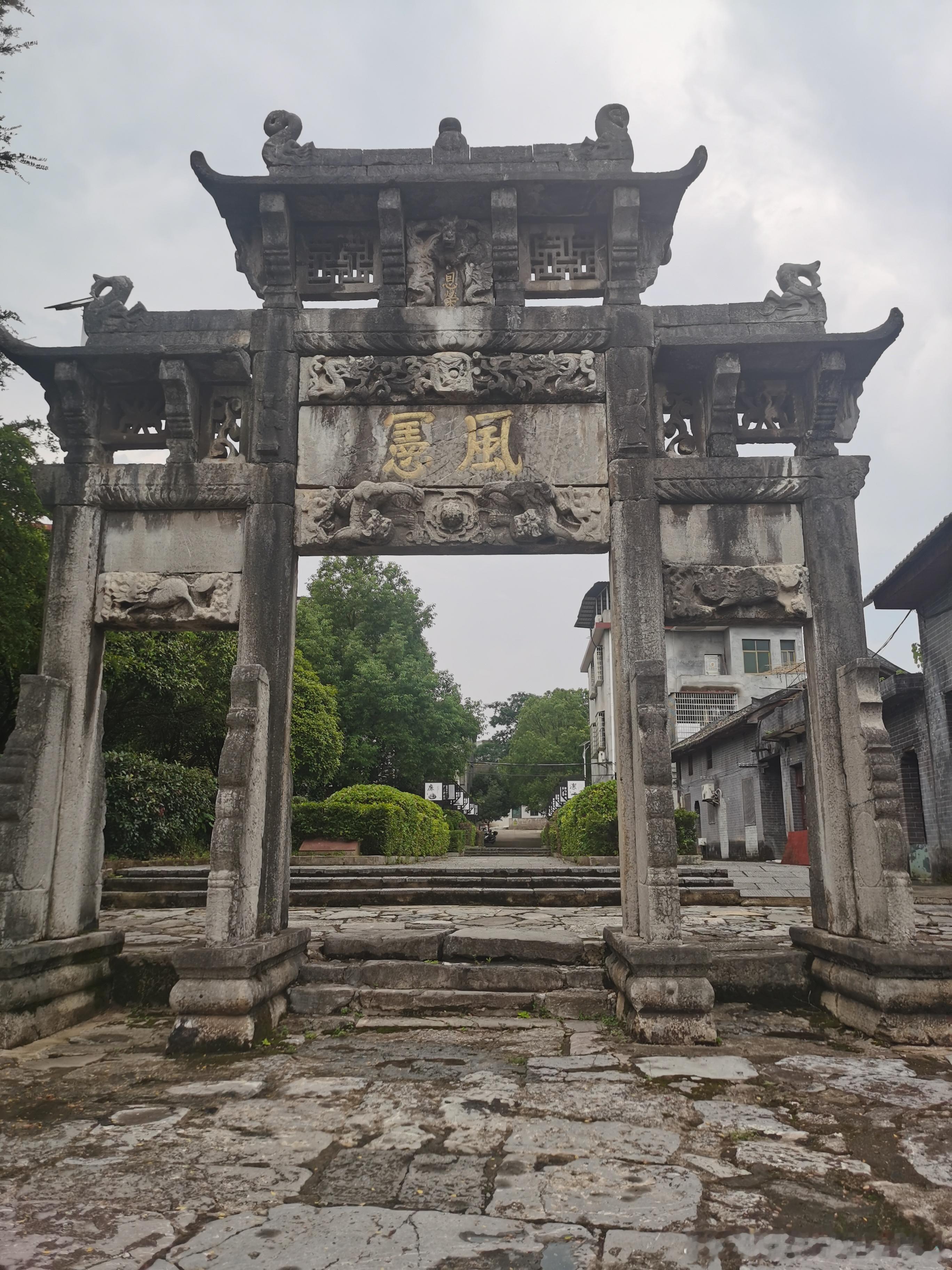 城市也分五行，选对城市直接改写你的人生走向。大城市属于强官杀，充满压力竞争。喜财