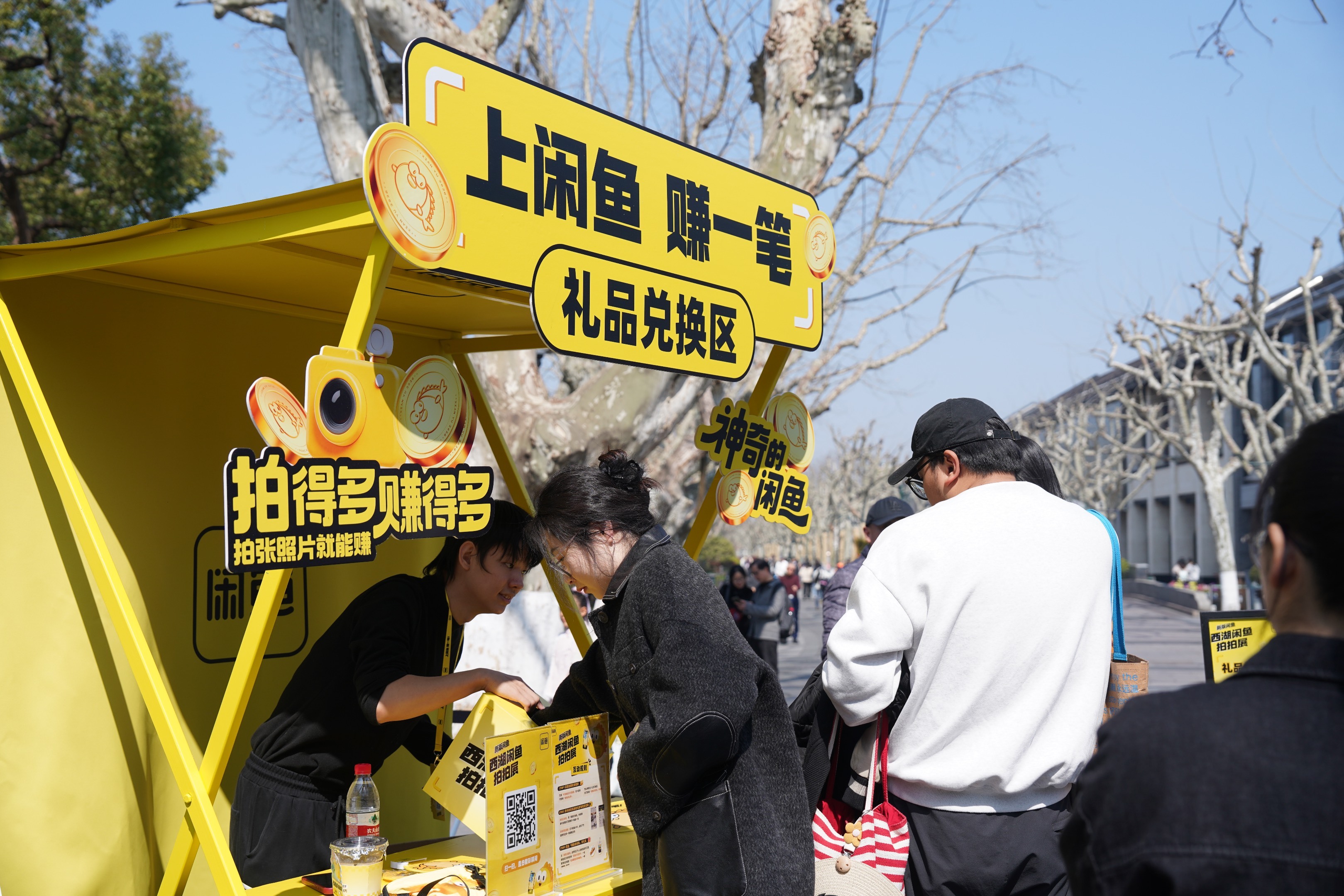 闲鱼西湖拍拍节到底是谁发现的这个神仙出片机位啊？太天才了！鱼缸和西湖的组合让整个