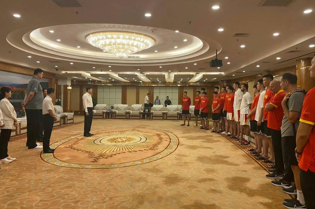 中国男篮和塞尔维亚男篮比赛结束之后，体育总局领导给中国男篮进行了训话…这排场和距