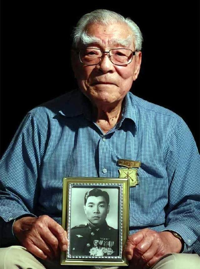这位一百多岁老人认为一生中最高光的时刻就是当年毅然决然放弃美国国籍加入中国空军参