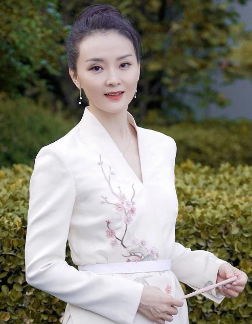 王艳富豪丈夫已被限消 “晴格格”王艳两场直播带货销售额超3000万元。对于其“隐
