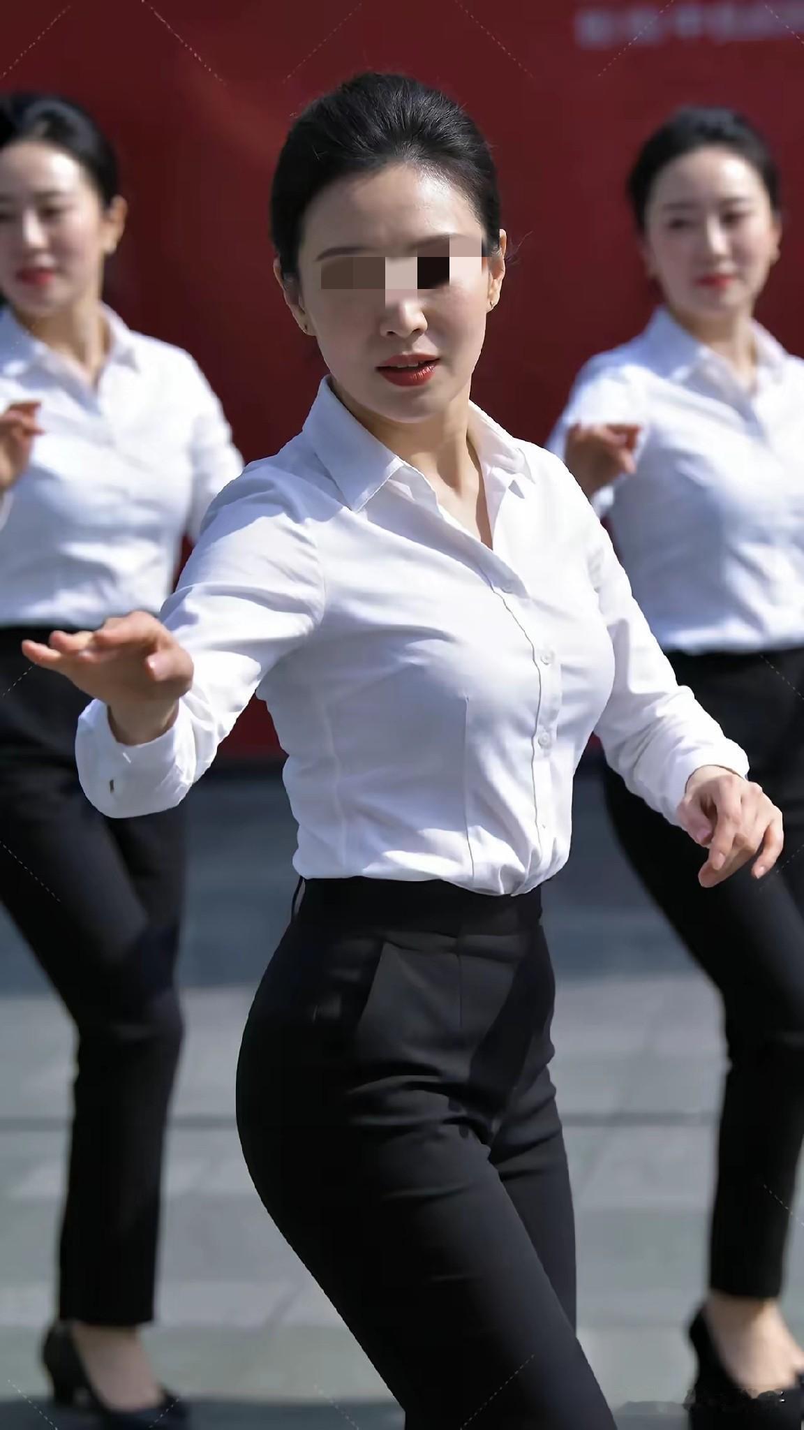 一堆人跳舞，凭啥就秦主任一个人火了？都给院长献，凭啥曾医生一个人被发现了？随着秦