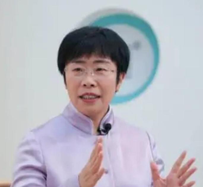 北大才女蒙曼49岁至今未婚，朱迅问她：“你最想嫁给谁？”没想到，她脱口而出说的一