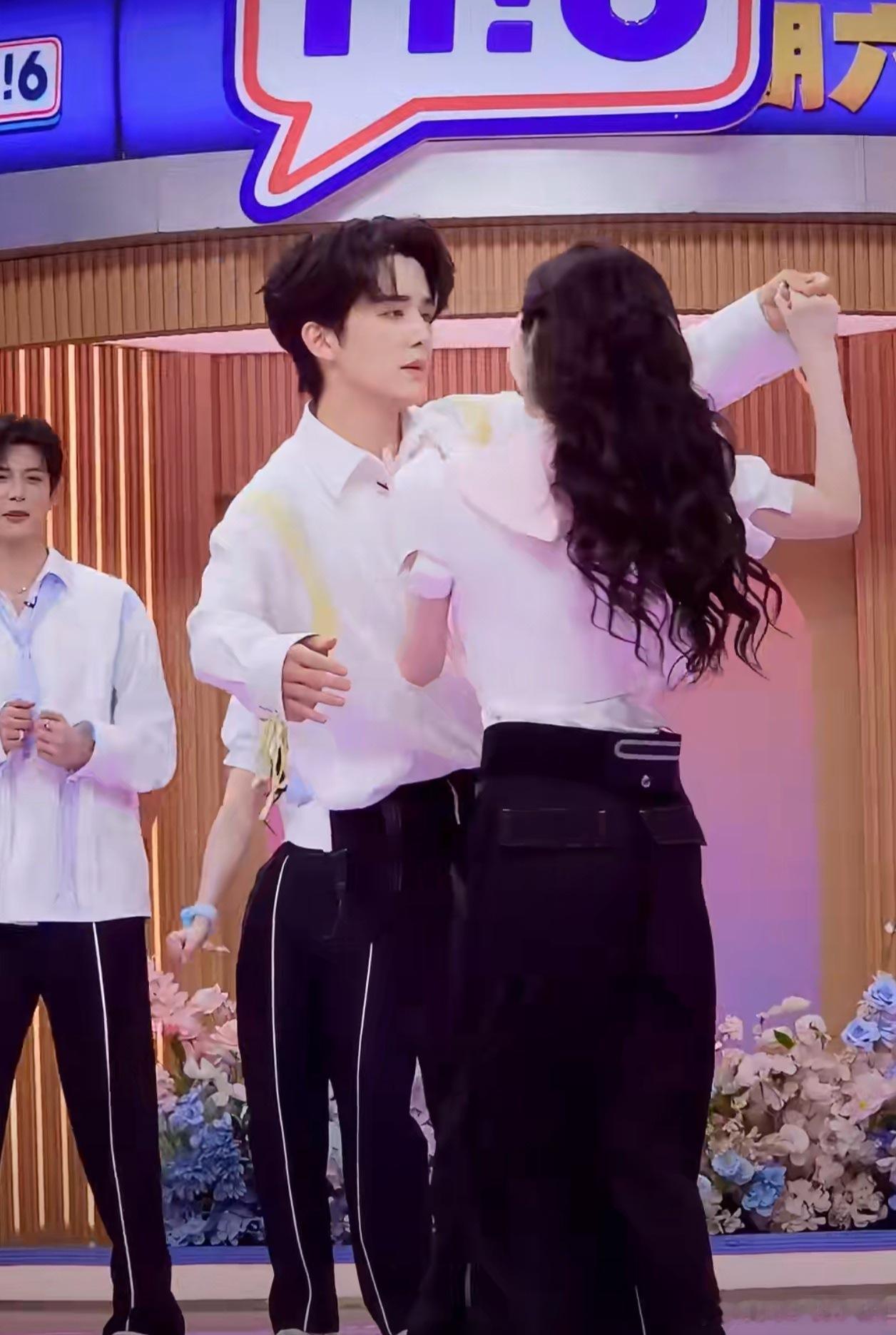 张新成仰卧起坐告白景甜，这宿命感绝了！白月光真的被追到了。景甜张新成追到白月光的