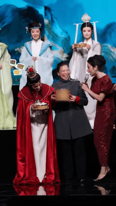 老一辈的追星方式果然淳朴浙江卫视越剧春晚谁能拒绝！老一辈的追星方式真的太暖心！陈