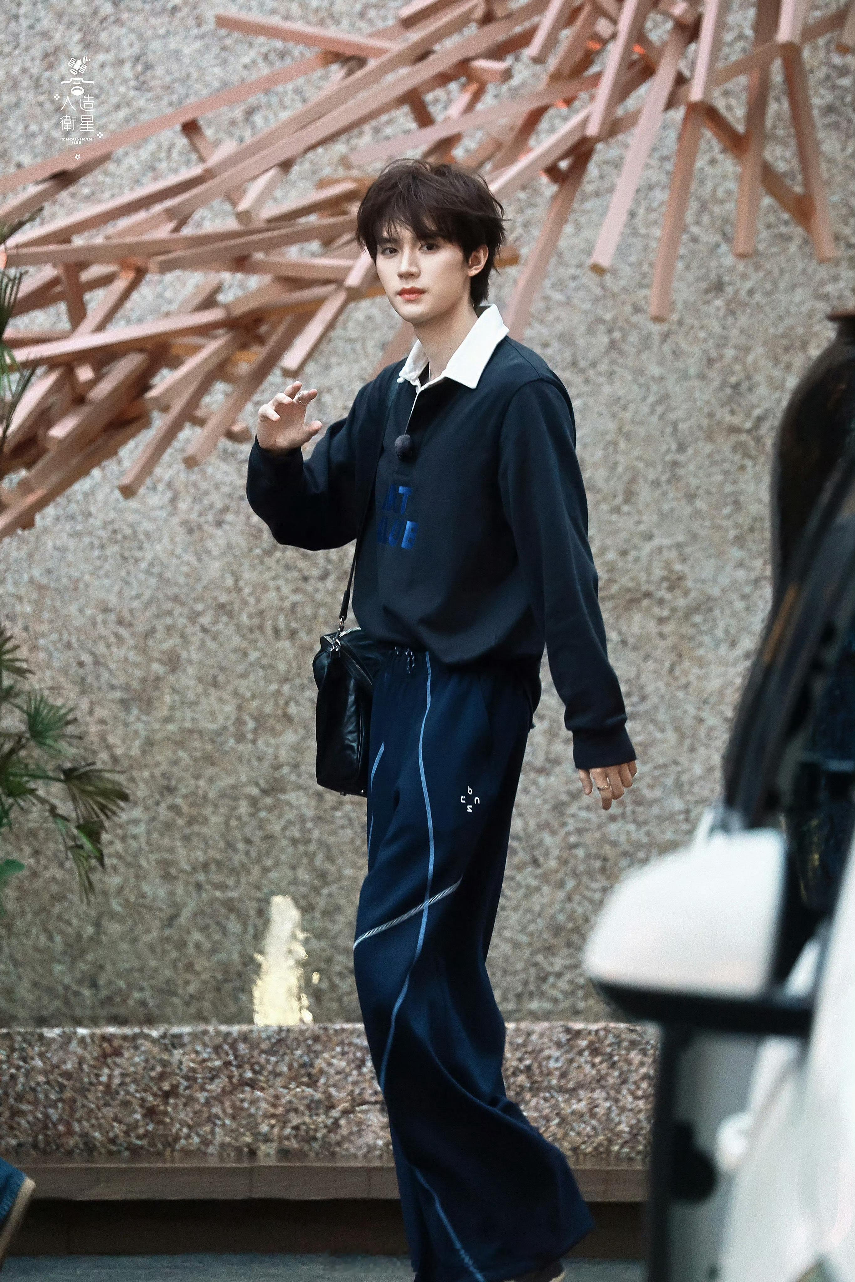 周翊然《不想睡的星期五》今日上班路透运动风男大好帅，扑面而来的少年感状态太好了，