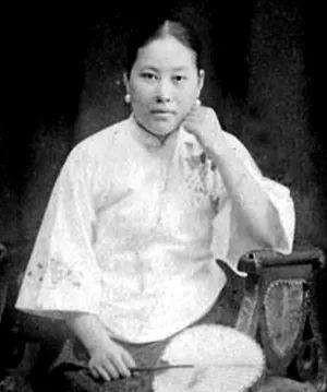 1935年11月13日，怀揣着手枪的施剑翘去了一所寺庙听经，她特地坐在了军阀孙传