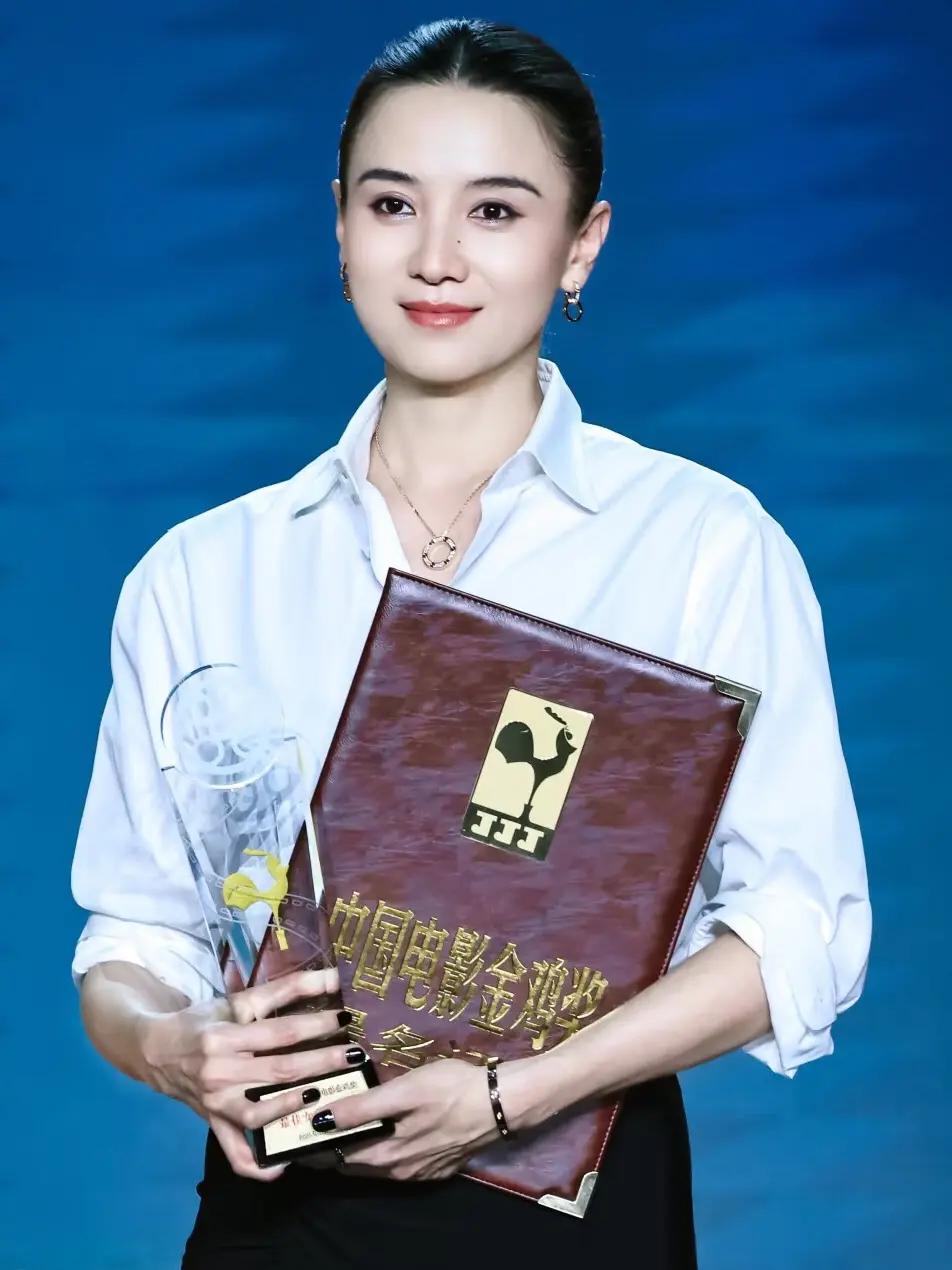 别再羡慕宋佳了，她那股“轴劲儿”，你我真学不来！
总有人问，宋佳到底赢在哪？不是