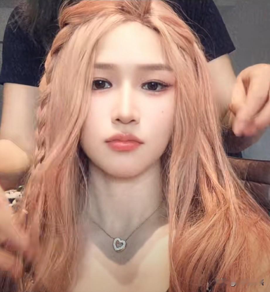 张伟丽找对象，难在哪儿

她调侃自己就算戴上假发、穿上裙子，依然难找到男朋友，因