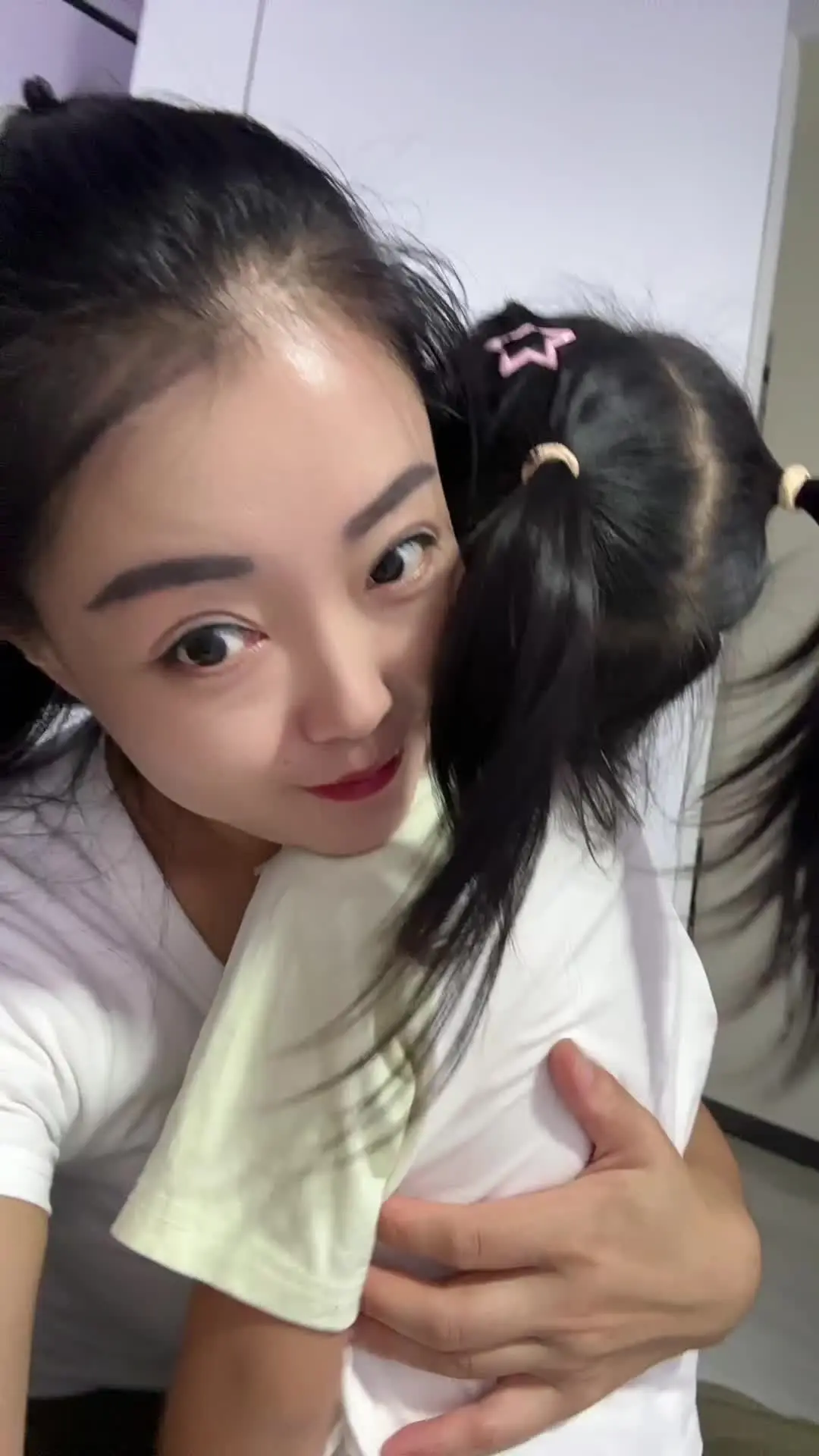 一定是在幼儿园里太想妈妈了，回来才一直抱着我不放手❤️❤️❤️