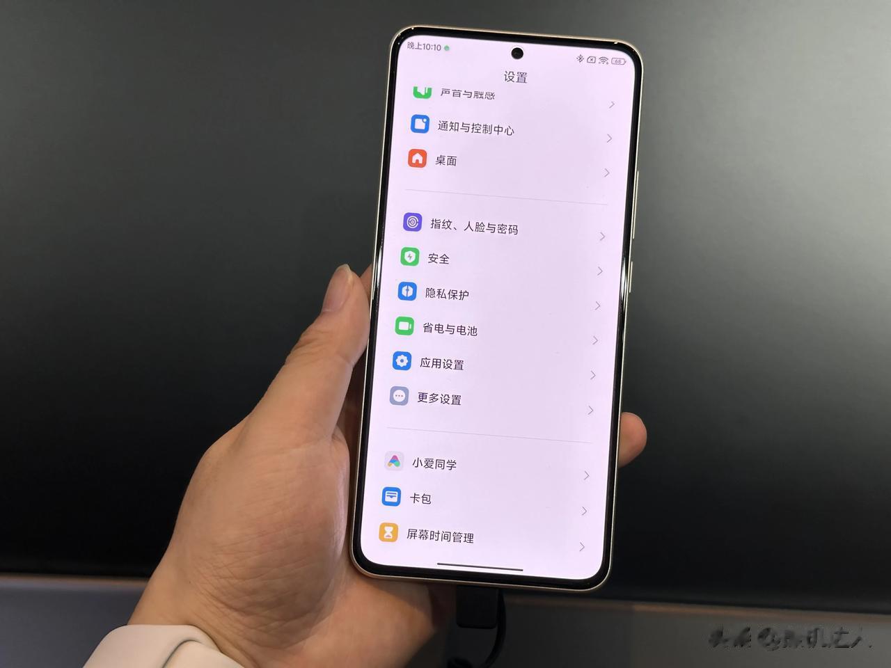 这就是定价直接掀桌子的红米K60至尊版，这个白色配色（晴雪），我认为是三个颜色里