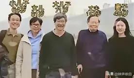 这幅图共4人，有三个人尴尬忐忑，无可奈何花随去。还有一人预料失误，只等朝夕。最后